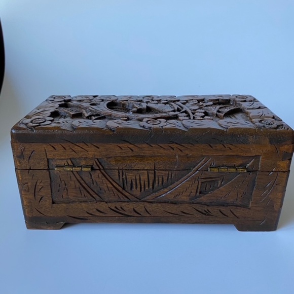 Vintage Wooden Trinket Box: Decorated with In-Relief Oriental Scenery Carvings - Picture 3 of 10